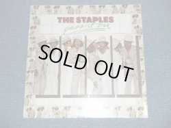 画像1: THE STAPLES - PASS IT ON : Produced by CURTIS MAYFIELD  (SEALED) /  1976 US AMERICA  ORIGINAL " BRAND NEW SEALED" LP 