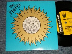 画像1: The MOFFS - A) ANOTHER DAY IN THE SUN   B) CLARODOMINEAUX (Ex+++/MINT-) / 1985 AUSTRALIA ORIGINAL Used 7" 45rpm Single  With PICTURE SLEEVE