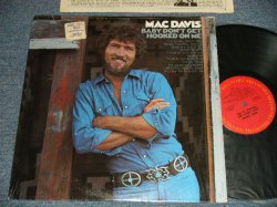 画像1: MAC DAVIS - BABY DOM'T GET HOOKED ON ME (MINT-/MINT-) / 1972 US AMERICA ORIGINAL Used LP 