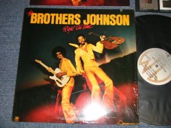 画像1: The BROTHERS JOHNSON - RIGHT ON TIME (With Booklet + CUSTOM INNER)  (MINT-/MINT- CutOut)/ 1977 US AMERICA ORIGINAL Used LP