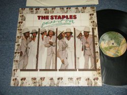 画像1: THE STAPLES - PASS IT ON : Produced by CURTIS MAYFIELD (MINT-/Ex+++) / 1976 US AMERICA  ORIGINAL Used LP 