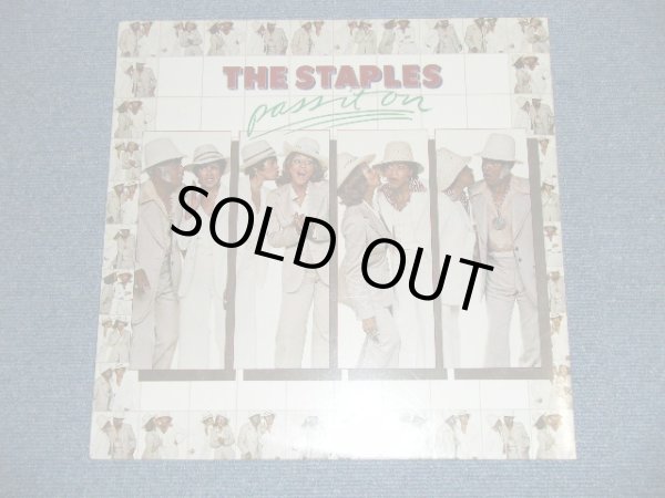 画像1: THE STAPLES - PASS IT ON : Produced by CURTIS MAYFIELD  (SEALED) /  1976 US AMERICA  ORIGINAL " BRAND NEW SEALED" LP 