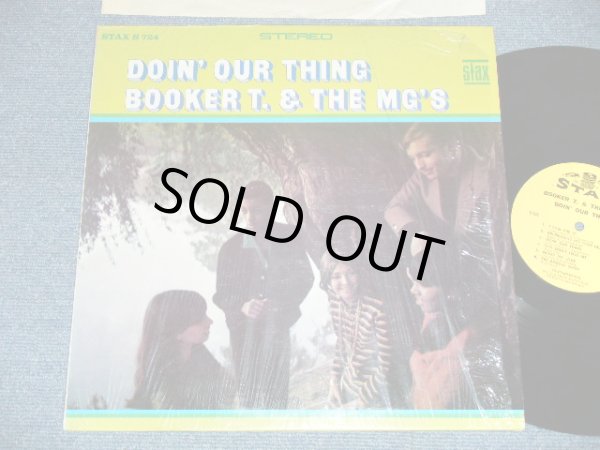 画像1:   BOOKER T.& THE MG'S - DOIN' OUR THING ( Matrix # ST-STX 681223-A A △11612 / ST-STX 681224-A A △11612-x ) ( MINT-/Ex+++: With Shrink wrap ) / 1968 US AMERICA  ORIGINAL  Early Press "NO CREDIT at Bottom Label" STEREO Used LP  
