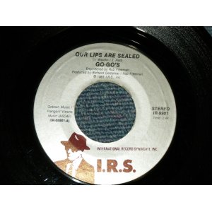画像: GO-GO'S - A) OUR LIPS ARE SEALED  B) SUIRFIN' & SPYIN' (With The VENTURES) (Ex++/Ex++ CRACK) / 1981 US AMERICA ORIGINAL Used 7" 45 Single 