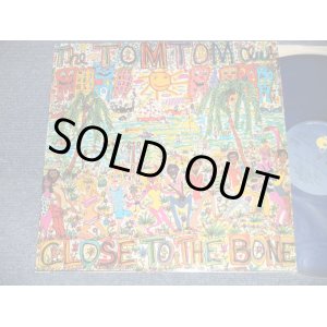 画像: TOM TOM CLUB - CLOSE TO THE BONE (Ex++/Ex++) / 1983 UK ENGLAND ORIGINAL "BLUE WAX Vinyl" Used LP