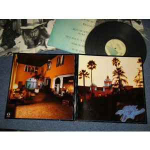 画像: EAGLES - HOTEL CALIFORNIA : With Custom Inner Sleeve& POSTER (Matrix #A)B-14665 STERLING ▵24824 MR 6E-103-1 21 AR 8-26 +  "IS IT 6'O'CLOCK YET?" T B) B-14666 ▵24824-x MR 6E-103B 21 AR 8-26 "V.O.L. IS FIVE PIECE LIVE" (MINT-/MINT-) /1977 US AMERICA REISSUE "COMPLETE SET" Used LP 