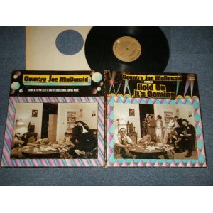 画像: COUNTRY JOE McDONALD - STARRING IN HOLD ON IT'S COMING (Ex+/MINT-) / 1971 US AMERICA ORIGINAL 1st Press "BRONZE With BLACK PRINT Label" Used LP 