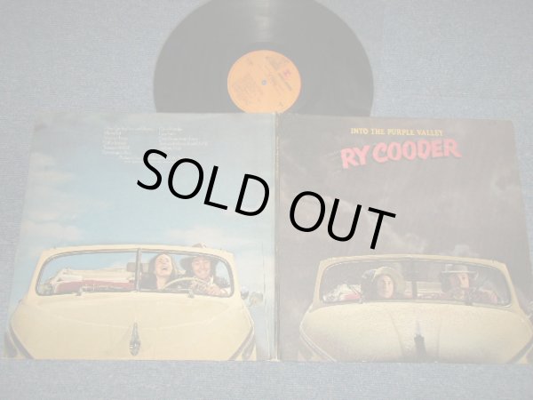 画像1: RY COODER - INTO THE PURPLE VALLEY (Without or NEVER HAVE LYRIC SONG SHEET)( Matrix #A)MS-1-2052 A 31258-1A R 76  B)MS-2-2052  31258-B 1C B9)  "SANTA MARIA Press in CA"(Ex++/Ex+++)/ 1976 Version US AMERICA  3rd press "BROWN without/NONE STEREO Label & 'W' Mark onLabel Bottom" 2nd Press "STANDARD Cover" Used LP 