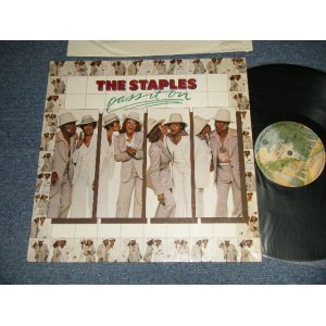 画像: THE STAPLES - PASS IT ON : Produced by CURTIS MAYFIELD (MINT-/Ex+++) / 1976 US AMERICA  ORIGINAL Used LP 