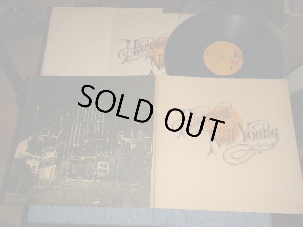 画像1: NEIL YOUNG   - HARVESTB(TEXTURED COVER) (witth CUSTOM INNER SLEEVE) (with INSERTS)  (Matrix #A)MS2032 31176-1M STERLING LH 2 B)MS2032B  31177-1M STERLING LH  2)  "NO CREDIT Press Company"(Ex++/MINT-/ 1972 US AMERICA ORIGINAL 1st Press "BROWN with STEREO Credit Label" "LOUD CUT" Used LP 