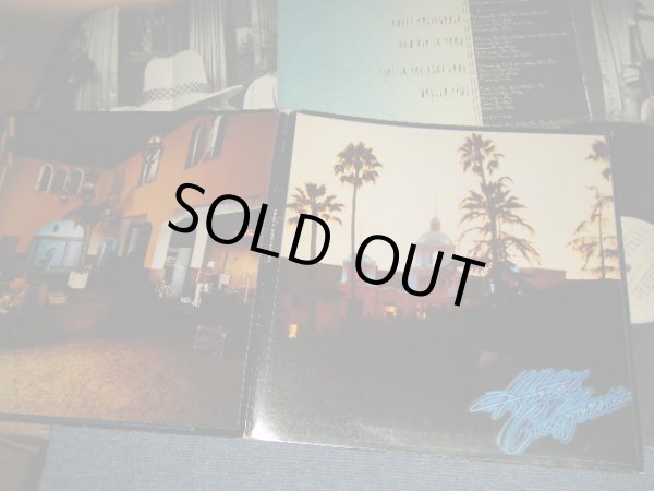 画像1: EAGLES - HOTEL CALIFORNIA (With Inner Sleeve, with  Poster) (Matrix #A)7E 1084 A-7 RE PRC 11-1 STERLING LH "IS IT 6 O'CLOCK YET?" B)7E 1084 B- RE-1 PRC-1-1 STERLING  "V.O.L. IS FIVE PIECE LIVE")  "PRC Press in RICHMOND  in INDIANA"  (Ex++/Ex+++ Looks:Ex++ DMG) / 1976 US AMERICA ORIGINAL "1st Press" Used LP 