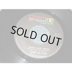 画像: THREE DOG NIGHT - A) BLACK AND WHITE    B) FREEDOM FOR THE STATION (A:Ex++ / B) Ex++) / 1972 US AMERICA ORIGINAL Used 7" 45rpm Single 