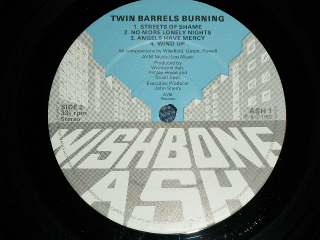 画像: WISHBONE ASH -  TWIN BARRELS BORNING (MINT-/MINT)  / 1982 UK ENGLAND ORIGINAL Used LP 