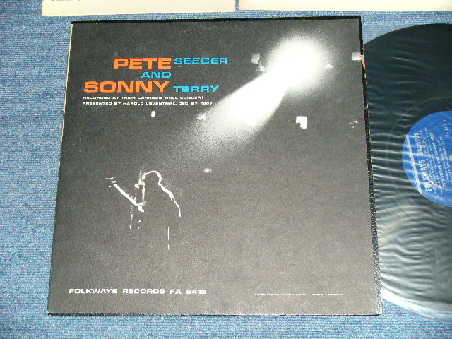 画像1: PETE SEEGER and SONNY TERRY -  RECORDED AT THEIR CARNEGIE HALL CONCERT : PRESENTED BY HALORD LEVENTHAL,DEC.27,1957 (With BOOKLET)  (Ex+/Ex++) / 1958  US AMERICA ORIGINAL MONO Used 2-LP's 