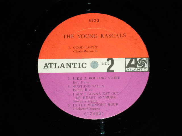 画像: THE YOUNG RASCALS -THE YOUNG RASCALS (Matrix # A-12359-A / A-12360-C ) ( Ex+/Ex+++ Looks:Ex+ ) / 1966 US ORIGINAL 'RED & PLUM(PURPLE)  LABEL' MONO Used   LP 