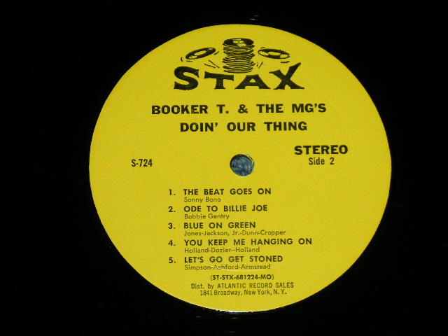 画像:   BOOKER T.& THE MG'S - DOIN' OUR THING ( Matrix # ST-STX 681223-A A △11612 / ST-STX 681224-A A △11612-x ) ( MINT-/Ex+++: With Shrink wrap ) / 1968 US AMERICA  ORIGINAL  Early Press "NO CREDIT at Bottom Label" STEREO Used LP  