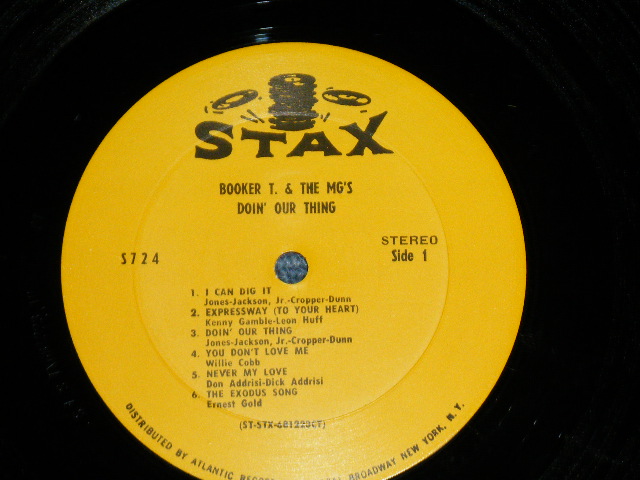 画像:   BOOKER T.& THE MG'S - DOIN' OUR THING ( Matrix # ST-STX 681223-1B /CT  / ST-STX 681224-1A / CT ) ( Ex+++/MINT- : BB ) / 1968 US AMERICA  ORIGINAL  2nd Press "1841 BROADWAY CREDIT at Bottom Label" 2nd Press "DEEP YELLOW"  STEREO Used LP  