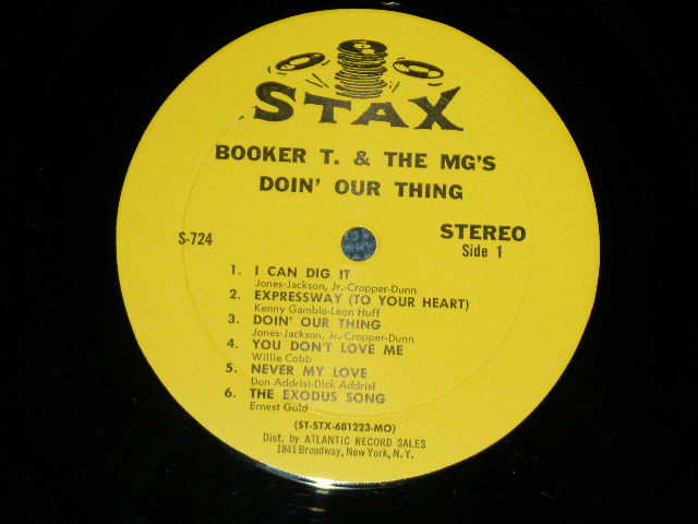 画像:   BOOKER T.& THE MG'S - DOIN' OUR THING ( Matrix # ST-STX 681223-A A △11612 / ST-STX 681224-A A △11612-x ) ( MINT-/Ex+++: With Shrink wrap ) / 1968 US AMERICA  ORIGINAL  Early Press "NO CREDIT at Bottom Label" STEREO Used LP  