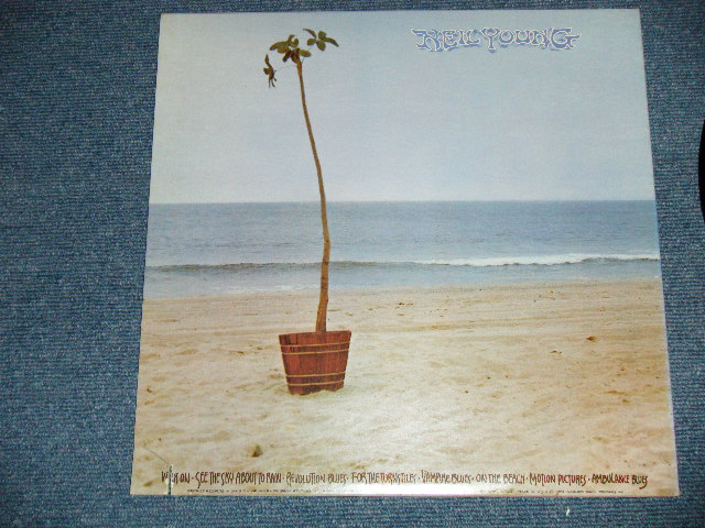 画像: NEIL YOUNG   - ON THE BEACH ( Matrix # R-2180 31716 RE-1-1A/R-2180 31717 RE-1-1A ) ( MINT-/MINT- : Cut out ) / 1974 US AMERICA ORIGINAL "BROWN with Orange 'r' Logo on Top STEREO at Bottom Label" Used LP 