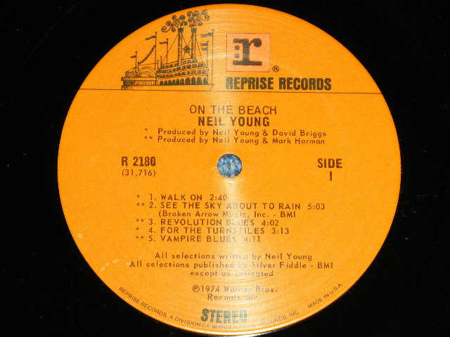 画像: NEIL YOUNG   - ON THE BEACH ( Matrix # R-2180 31716 RE-1-1A/R-2180 31717 RE-1-1A ) ( MINT-/MINT- : Cut out ) / 1974 US AMERICA ORIGINAL "BROWN with Orange 'r' Logo on Top STEREO at Bottom Label" Used LP 