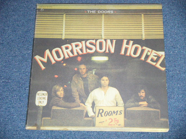 画像: THE DOORS - MORRISON HOTEL ( Matrix # -A  T MON △14435 / B MON △14435-x ) ( Ex++/Ex+++ : EDSP,BB ) ( With ORIGINAL INNER SLEEVE ) / 1970 US Original "1st Press RED Label with Large Stylized E on TOP" "NON CREDIT at Bottom Label" Used STEREO LP 