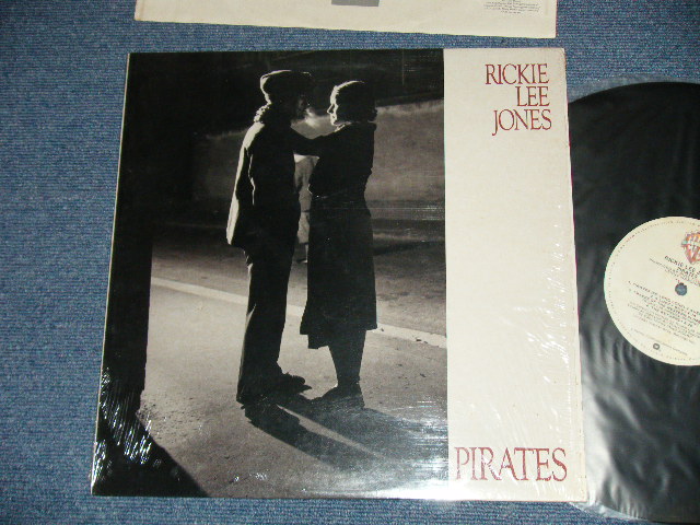 画像1: RICKIE LEE JONES - PIRATES ( Matrix # BSK-1-3432 S1  △737 ANDREA DORIA B-1588 S1  / BSK-2-3432 S2 ANDREA DORIA △737-X B-15882-S2 ) (Ex+++/MINT-) / 1981  US AMERICA ORIGINAL Used  LP