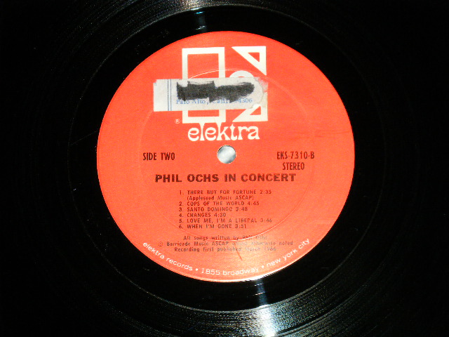 画像: PHIL OCHS - IN CONCERT   ( Ex+++/Ex+++   B-2,3:Ex : STOL,EDSP )   / 1966 US AMERICA  ORIGINAL "RED Label with STYLIZED 'E' Logo"  STEREO Used LP 