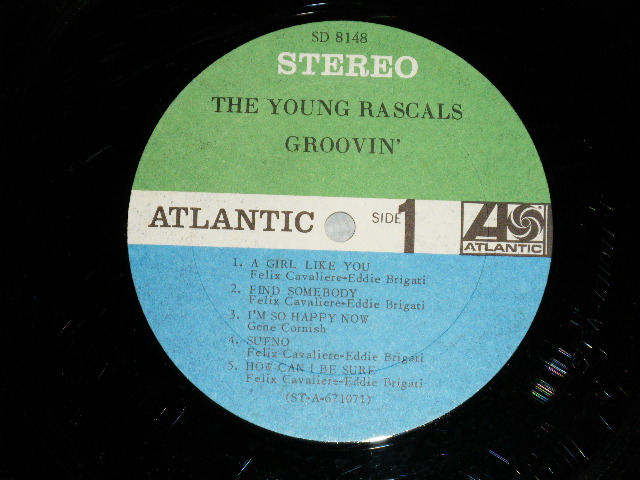 画像: YOUNG RASCALS - GROOVIN' : With Pin Up Poster ( Matrix # STA-671071-F / STA 671072-F ) (Ex++/Ex+++ B-1,2,3:Ex)  / 1967 US AMERICA ORIGINAL "GREEN & BLUE Label" STEREO Used LP