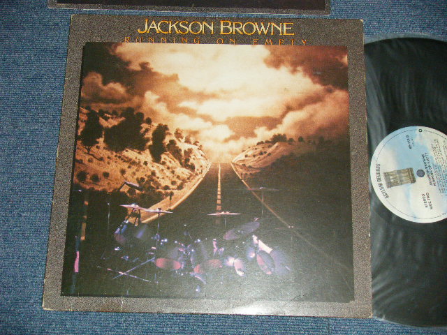 画像1: JACKSON BROWNE - RUNNING ON EMPTY(With BOOKLET)  (Matrix #  A) 6E 113 A-8 RE PRCW     B) 6E 113 B-3 PRCW  ) (Ex+/Ex++ Looks:Ex+++) / 1977 US AMERICA ORIGINAL "CLOUD Label" Used LP 