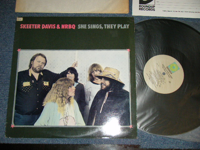 画像1: SKEETER DAVIS & NRBQ - SHE SINGS, THEY PLAY (Ex+++/MINT- STOFC, STOBC ) / 1985  US AMERICA ORIGINAL Used LP  