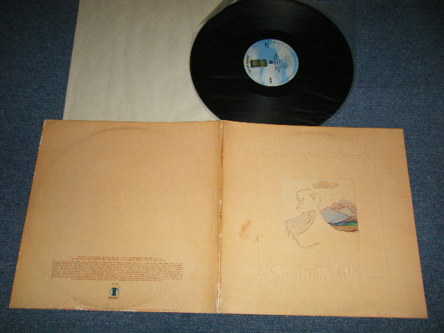 画像1: JONI MITCHELL  - COURT AND SPARK (TEXTURED / EMBOSSED  Jacket)  (Matrix #A) 7E 1001 A-1   B) 7E 1001-B3  ) ( Ex++/MINT- B:Looks:Ex) / 1974-6 Version US AMERICA 1st Press "EMBOSSED Jacket"  2nd Press"With 'W' Label" Used LP 