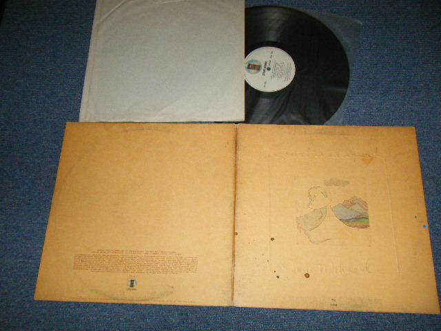 画像1: JONI MITCHELL  - COURT AND SPARK (TEXTURED / EMBOSSED  Jacket) (VG+++/Ex+++ A-5:Ex) / 1973 CANADA Press WAX +US AMERICA ORIGINAL  Jacket 1st Press  "WHITE with DOOR-IN-A-CIRCLE Label"t Used LP  