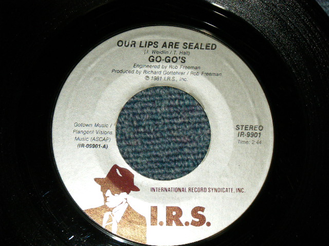 画像1: GO-GO'S - A) OUR LIPS ARE SEALED  B) SUIRFIN' & SPYIN' (With The VENTURES) (Ex++/Ex++ CRACK) / 1981 US AMERICA ORIGINAL Used 7" 45 Single 