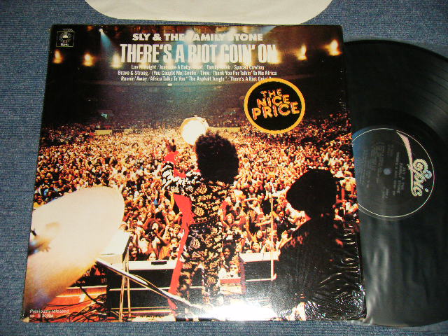 画像1: SLY & THE FAMILY STONE - THERE'S A RIOT GOIN'ON (MINT-/MINT-) /1980~1990's US AMERICA REISSUE Used LP