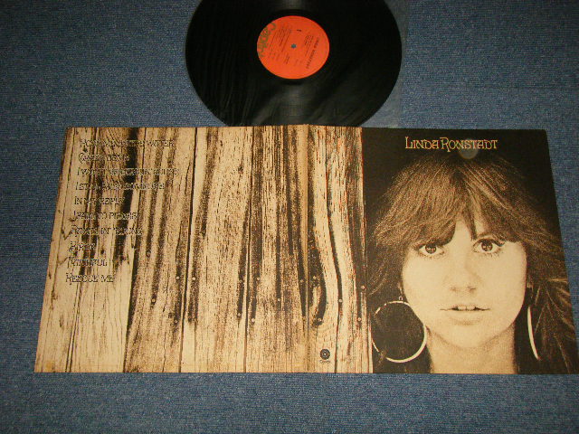 画像1: LINDA RONSTADT - LINDA RONSTADT (Matrix # A)SMAS 635-H-11 ✲ B)SMAS 635-G-15  LW MASGTERED BY CAPITOL  "L.A.Press"  (Ex+++/MINT-) / 1973-4 Version US AMERICA  "TEXTURED Cover" 3rd Press "ORANGE Label" Used LP 