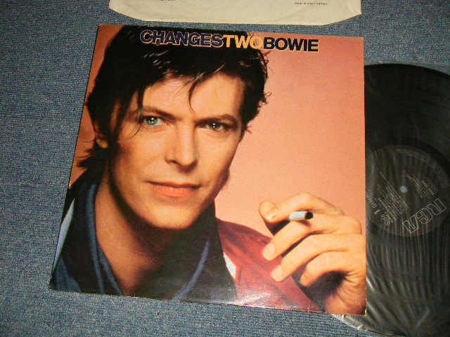 画像1: DAVID BOWIE - CHANGES TWO BOWIE (Matrix # A)1U 3 33 B)1U 3 33) (Ex++/Ex+++A-1,B-1:Ex) /  1981 UK ENGLAND ORIGINAL "BLACK Label" Used LP