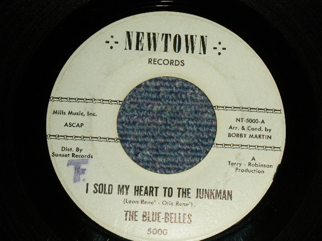 画像1: (PATTY PATTI LABEL &)THE BLUE BELLES - A) I Sold My Heart To The Junkman  B)Itty Bitty Twist (Ex/Ex+ STAMP)  / 1962 US AMERICA ORIGNAL Used 7" 45 rpm Single  