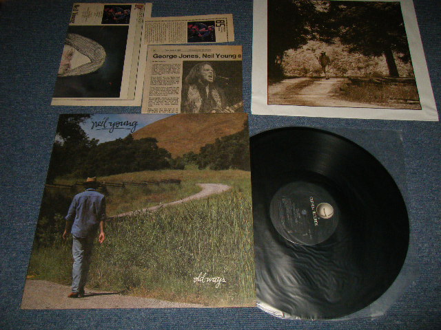 画像1: NEIL YOUNG - OLD WAYS (With CUSTOM INNER) (With BONUS SCRAP PAPERS) (Matrix #A)SRC GHS24068 A SR-1  deuwy(Specialty Logo) 1-1 B)SRC GHS24068 B SR-2  deuwy(Specialty Logo))  "SPECIALTY Press in OLYPHANT in PA" (Ex+++/MINT-) / 1985 US AMERICA ORIGINAL 1st Press "BLACK LABEL" Used LP 