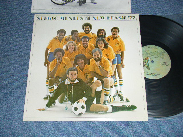 画像1: SERGIO MENDES & THE NEW BRASIL '77 - SERGIO MENDES & THE NEW BRASIL '77 (With CUSTOM INNER) (Ex+++/MINT-) / 1977 US AMERICA ORIGINAL Used LP 