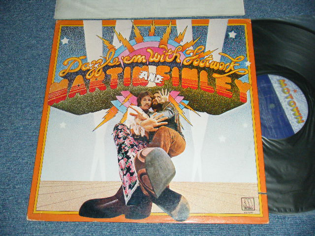 画像1: MARTIN AND FINLEY - DAZZLE 'EM WITH FOOTWORK（WithCUSTOM INNER SLEEVE) (with CARL WILSON,BRUCE JOHNSTON) (Ex++/Ex++ CUT OUT) / 1974 US AMERICA ORIGINAL Used LP 