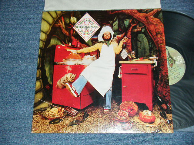 画像1: SERGIO MENDES & THE NEW BRASIL '77 - HOME COCKING (With CUSTOM INNER) (MINT-/MINT-) / 1976 US AMERICA ORIGINAL Used LP 