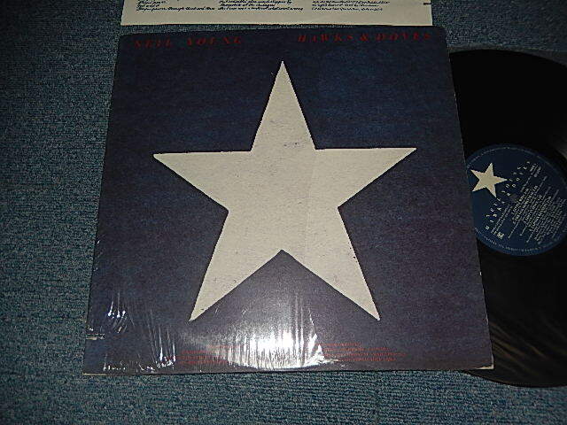 画像1: NEIL YOUNG - HAWKS & DOVES (with CUSTOM INNER) (Matrix #A)S HS-1-2297-E10  SJR CBS-NYC EDP B)S HS-2-2297-RE1 - E7 EDP SJR CBS, NYC) "SANTA MARIA Press in CA" (MINT-/MINT CUT OUT) / 1980 US AMERICA ORIGINAL "CUSTOM Label" Used LP