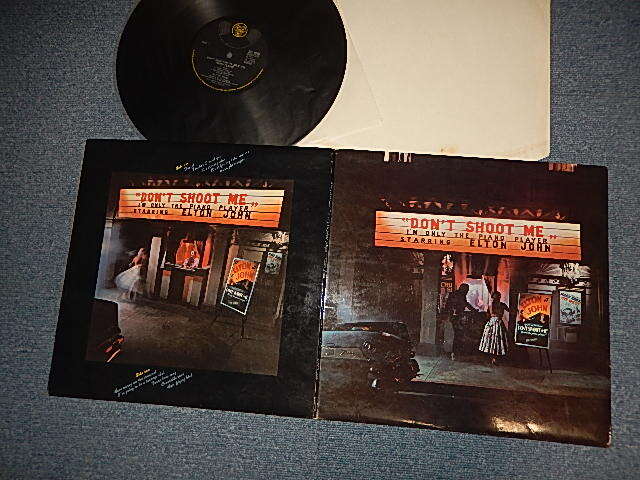 画像1: ELTON JOHN  - DON'T SHOOT ME I'M ONLY THE PIANO MAN (with BOOKLET on INSIDE)(Matrux # A)DJLPH-427-A2 AGONG B)DJLPH-427-B2 BANG!   VERY EARLY Press... MAYBE) (Ex+++/Ex+++ A-2:Ex++) / 1972 UK ENGLAND ORIGINAL Used LP 