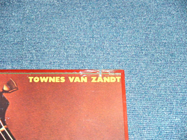 画像: TOWNES VAN ZANDT  - FLYIN' SHOES (With ORIGINAL INNER SLEEVE) (Ex++/MINT- CUT OUT) / 1978 Version US AMERICA ORIGINAL Used LP 